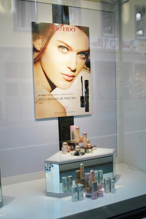 kosmetik shiseido schaufenster august 2015